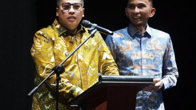 Wali Kota Padangpanjang Hendri Arnis bersama Wawako Allex Saputra saat launching aplikasi PAPAGO bersamaan dengan Malam Resepsi HUT Kemerdekaan Republik Indonesia di Gedung Hoeridjah Adam ISI Padangpanjang, Senin (17/08/2026) malam.
