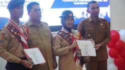 Wali Kota Padangpanjang Hendri Arnis dan Wakil Wali Kota Allex Saputra saat menyerahkan piagama kepada Kontingen Jambore Nasional XII Kota Padangpanjang bersama Paskibraka Nasional dan Provinsi di Rumah Dinas Wali Kota, Senin (24/08/2026).