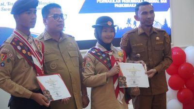 Wali Kota Padangpanjang Hendri Arnis dan Wakil Wali Kota Allex Saputra saat menyerahkan piagama kepada Kontingen Jambore Nasional XII Kota Padangpanjang bersama Paskibraka Nasional dan Provinsi di Rumah Dinas Wali Kota, Senin (24/08/2026).