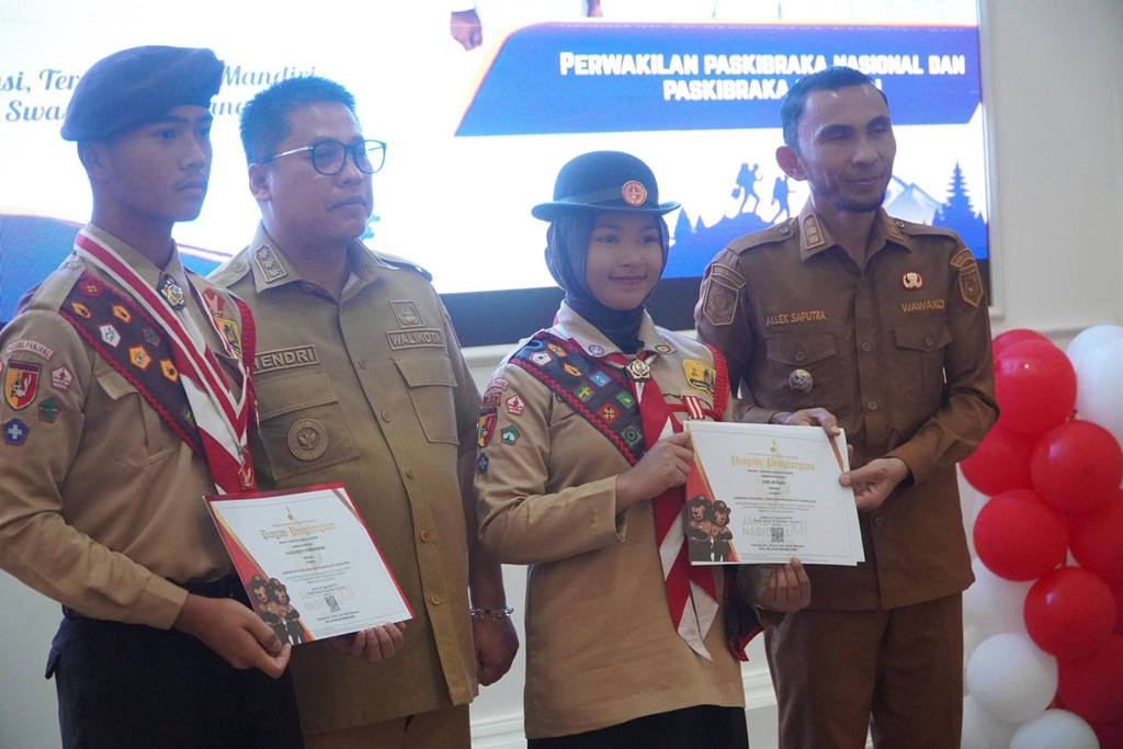 Wali Kota Padangpanjang Hendri Arnis dan Wakil Wali Kota Allex Saputra saat menyerahkan piagama kepada Kontingen Jambore Nasional XII Kota Padangpanjang bersama Paskibraka Nasional dan Provinsi di Rumah Dinas Wali Kota, Senin (24/08/2026).