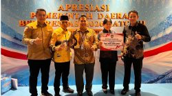 Wali Kota Padangpanjang Hendri Arnis bersama Kepala OPD usai menerima penghargaan dari Kemendagri dan bantuan dana Rp1,5 M di Hotel Radisson Batam, Rabu (12/08/2026) malam.  