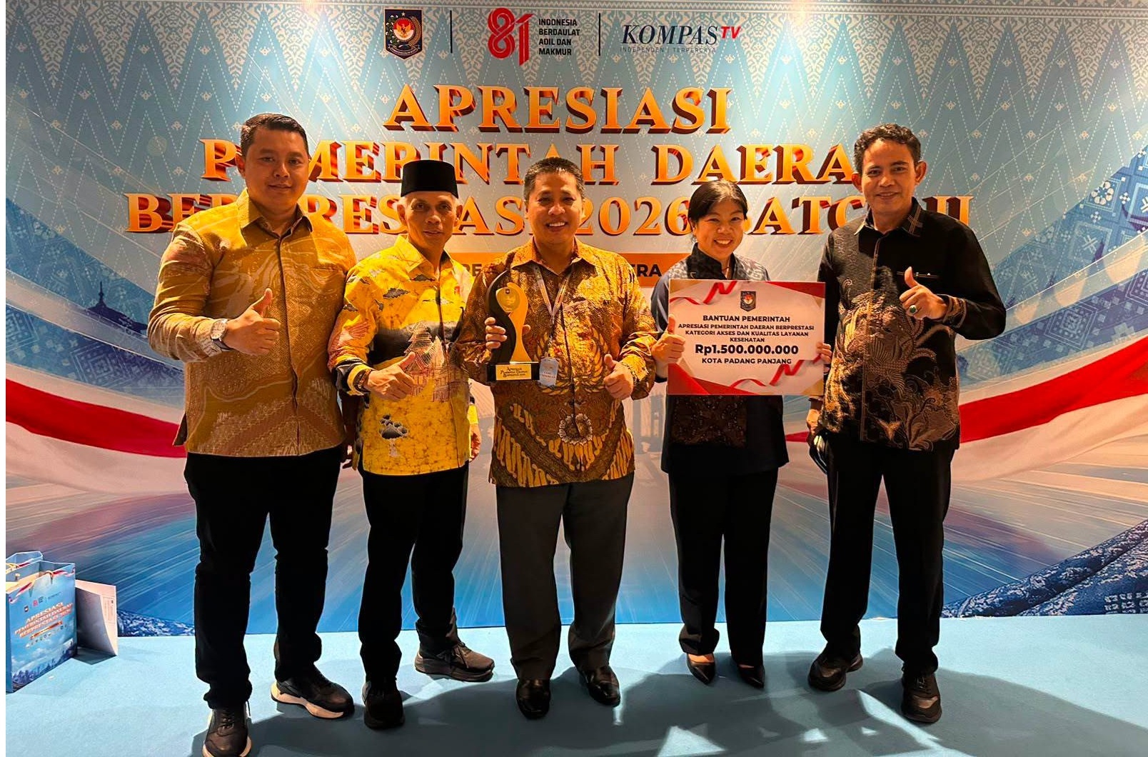 Wali Kota Padangpanjang Hendri Arnis bersama Kepala OPD usai menerima penghargaan dari Kemendagri dan bantuan dana Rp1,5 M di Hotel Radisson Batam, Rabu (12/08/2026) malam.  
