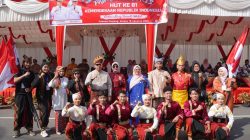 Wali Kota Padangpanjang Hendri Arnis bersama Wawako Allex Saputra, Ketua Panitia Pelaksana Pawai Alegoris Nasrul dan peserta Pawai Alegoris HUT Kemerdekaan Republik Indonesia di kawasan Pasar Pusat Padangpanjang, Selasa (18/08/2026). 