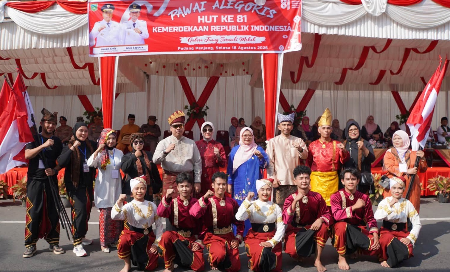 Wali Kota Padangpanjang Hendri Arnis bersama Wawako Allex Saputra, Ketua Panitia Pelaksana Pawai Alegoris Nasrul dan peserta Pawai Alegoris HUT Kemerdekaan Republik Indonesia di kawasan Pasar Pusat Padangpanjang, Selasa (18/08/2026). 