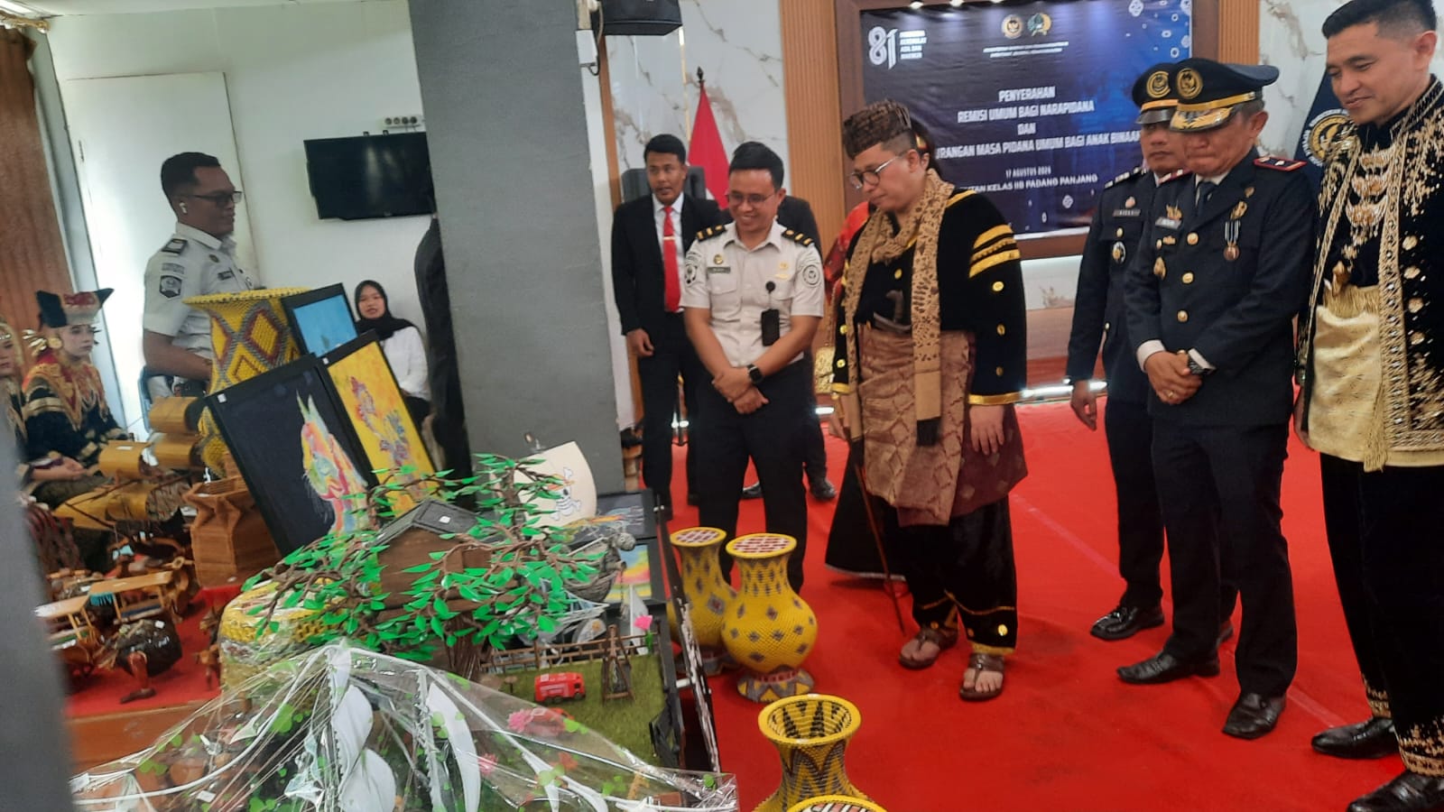 Wali Kota Padangpanjang Hendri Arnis didampingi Karutan Novri Abbas, Ketua DPRD Imbral dan Forkopimda saat melihay hasil kerajinan WBP, Senin (17/08/2026).