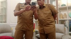 Wali Kota Pariaman Yota Balad saat berbincang dengan Kepala BPKPD Pemko Pariaman, Rudy Repenaldi Rilis.