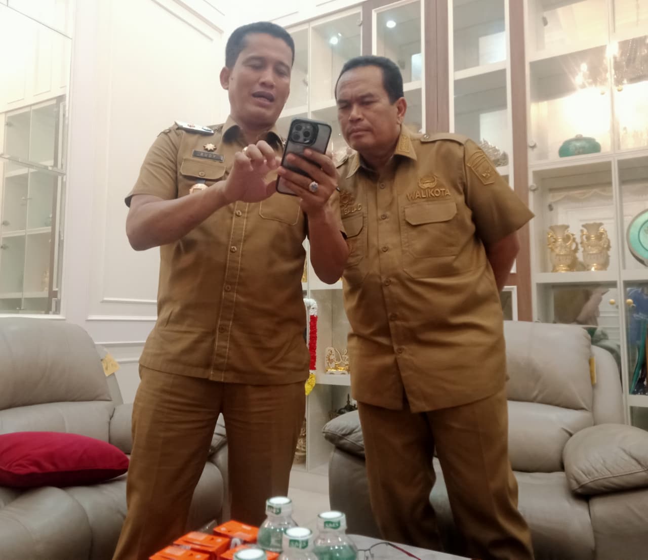 Wali Kota Pariaman Yota Balad saat berbincang dengan Kepala BPKPD Pemko Pariaman, Rudy Repenaldi Rilis.