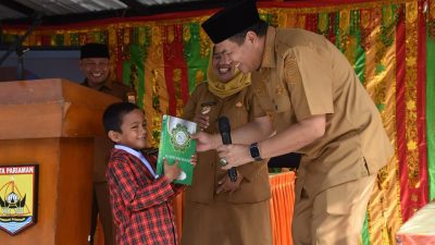 Wali Kota Pariaman Yota Balad saat menyerahkan musaf kepada peserta Lomba Tahfiz Al-Qur’an Murid bersama Orang Tua di SDN 21 Jalan Kereta Api, Senin (10/08/2026).