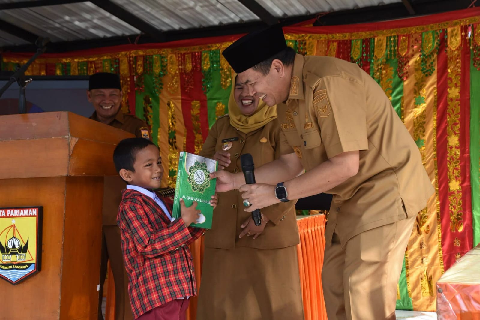 Wali Kota Pariaman Yota Balad saat menyerahkan musaf kepada peserta Lomba Tahfiz Al-Qur’an Murid bersama Orang Tua di SDN 21 Jalan Kereta Api, Senin (10/08/2026). 