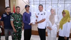 Wali Kota Pariaman Yota Balad menyerahkan Bantuan Pangan Beras Cadangan Pangan Pemerintah (CPP) kepada 10.126 warga kurang mampu se Kota Pariaman, Rabu (26/08/2026).