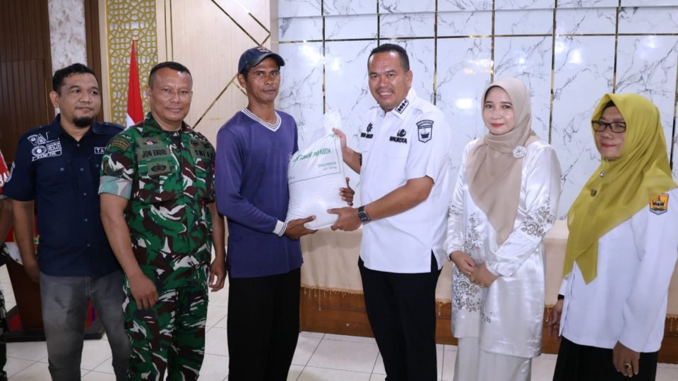 Wali Kota Pariaman Yota Balad menyerahkan Bantuan Pangan Beras Cadangan Pangan Pemerintah (CPP) kepada 10.126 warga kurang mampu se Kota Pariaman, Rabu (26/08/2026).
