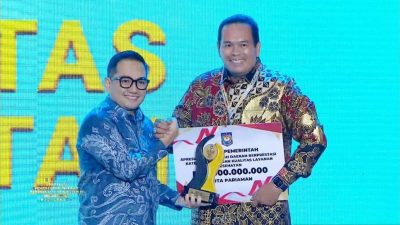 Wali Kota Pariaman Yota Balad terima penghargaan Kemendagri