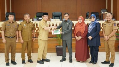 Wali Kota Payakumbuh Zulmaeta saat menyerahkan Nota Pengantar Perubahan KUA-PPAS APBD Kota Payakumbuh Tahun 2026 kepada Ketua DPRD, Senin (10/08/2026). 