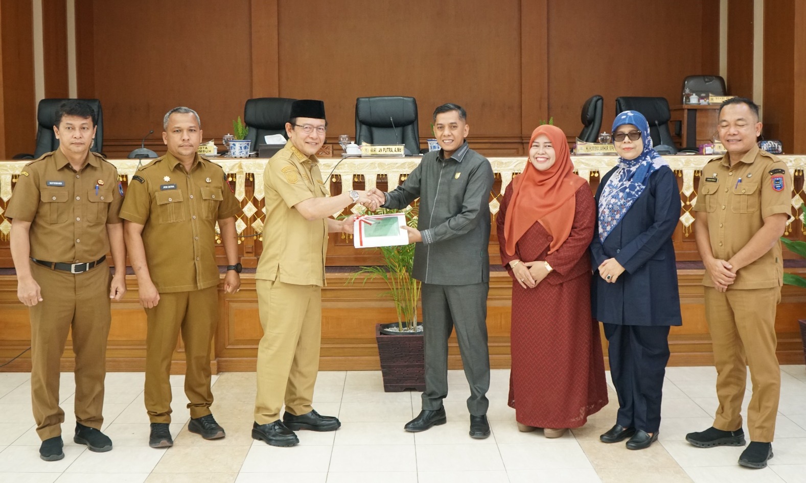 Wali Kota Payakumbuh Zulmaeta saat menyerahkan Nota Pengantar Perubahan KUA-PPAS APBD Kota Payakumbuh Tahun 2026 kepada Ketua DPRD, Senin (10/08/2026). 