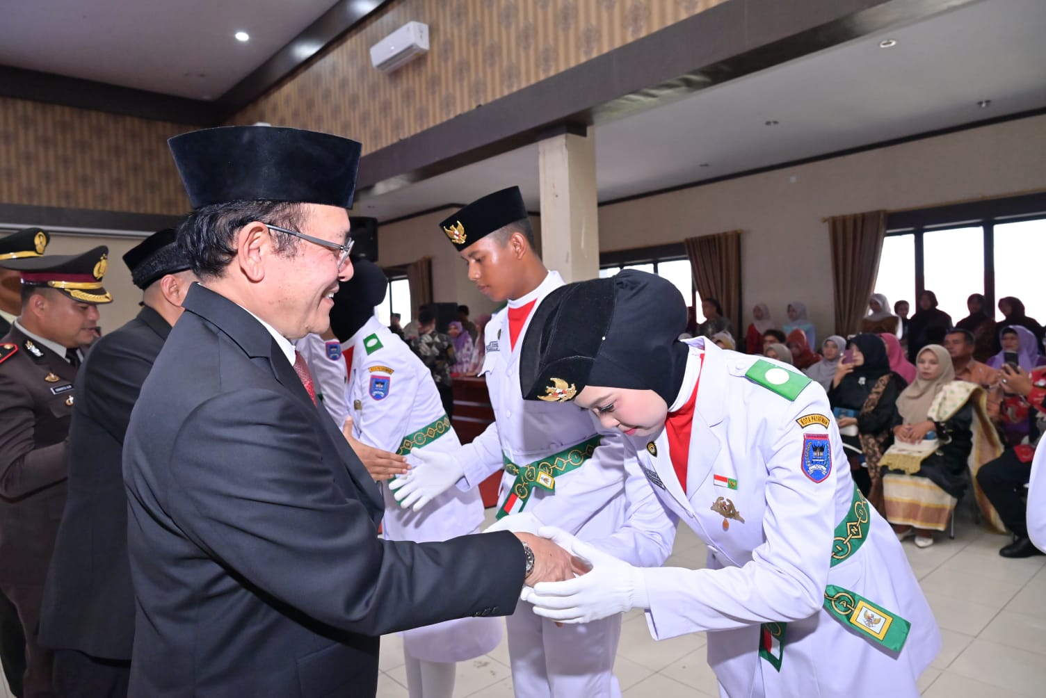 Wali Kota Payakumbuh Zulmaeta saat mengukuhkan Paskibraka Kota Payakumbuh Tahun 2026, Kamis (13/08/2026). 