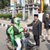Wali Kota Bersama Forkopimda Bagikan Bendera Merah Putih di Jalan