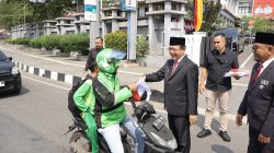 Wali Kota Payakumbuh Zulmaeta saat membagikan bendera merah putih kepada warga, Jum’at (14/08/2026).