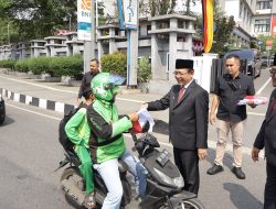 Wali Kota Bersama Forkopimda Bagikan Bendera Merah Putih di Jalan