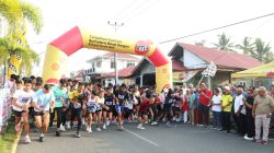 Wali Kota Pariaman Yota Balad didampingi Ketua KONI Edison Trd saat lepas ratusan peserta Nan Caredek Marathon 10K Chapter 2 yang berlangsung di Desa Balai Naras, Kecamatan Pariaman Utara, Kota Pariaman, Minggu (30/08/2026).