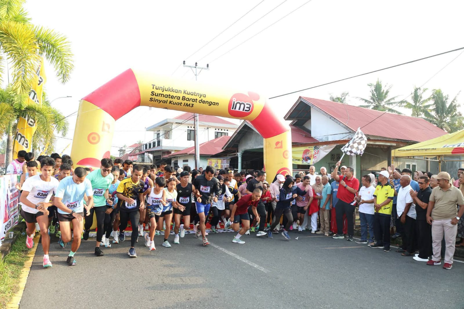 Wali Kota Pariaman Yota Balad didampingi Ketua KONI Edison Trd saat lepas ratusan peserta Nan Caredek Marathon 10K Chapter 2 yang berlangsung di Desa Balai Naras, Kecamatan Pariaman Utara, Kota Pariaman, Minggu (30/08/2026).