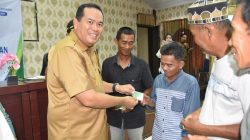 Wali Kota Pariaman Yota balad saat menyerahkan secara simbolis kartu BPJS Kesehatan kepada pekerja rentan, Senin (10/08/2026).