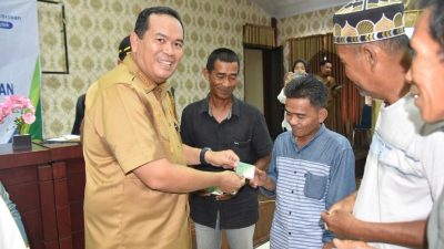 Wali Kota Pariaman Yota balad saat menyerahkan secara simbolis kartu BPJS Kesehatan kepada pekerja rentan, Senin (10/08/2026). 