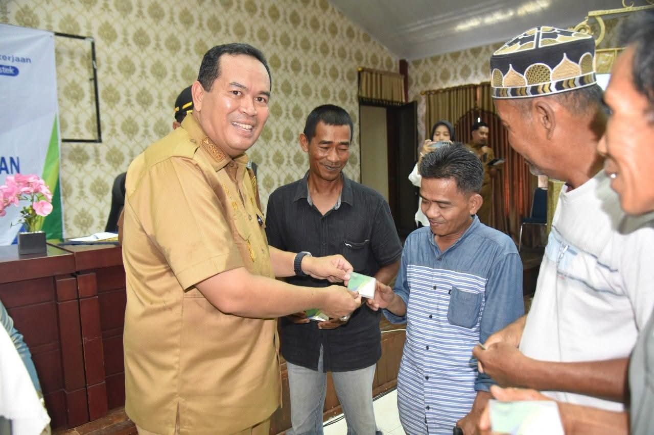 Wali Kota Pariaman Yota balad saat menyerahkan secara simbolis kartu BPJS Kesehatan kepada pekerja rentan, Senin (10/08/2026). 