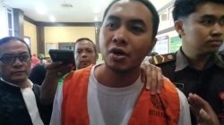 Terdakwa Yogi Gilang Arya didampingi kuasa hukumnya Romi Martianus, SH.,C.Med usai menjalani persidangan di Pengadilan Negeri Padang, Rabu (20/08/2026).