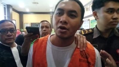 Terdakwa Yogi Gilang Arya didampingi kuasa hukumnya Romi Martianus, SH.,C.Med usai menjalani persidangan di Pengadilan Negeri Padang, Rabu (20/08/2026).