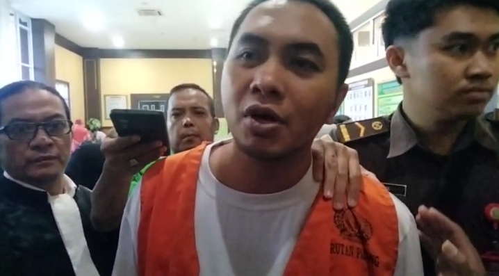 Terdakwa Yogi Gilang Arya didampingi kuasa hukumnya Romi Martianus, SH.,C.Med usai menjalani persidangan di Pengadilan Negeri Padang, Rabu (20/08/2026).