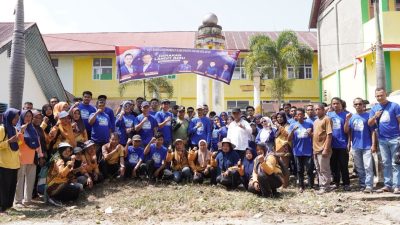Plt Ketua DPC Partai Demokrat Kabupaten Solok Selatan H. Yulian Efi,MM, Bermasa masyarakat saat Aksi Sosial Gerakan Langit Biru Indonesia Asri, Jum’at (21/08/2026).