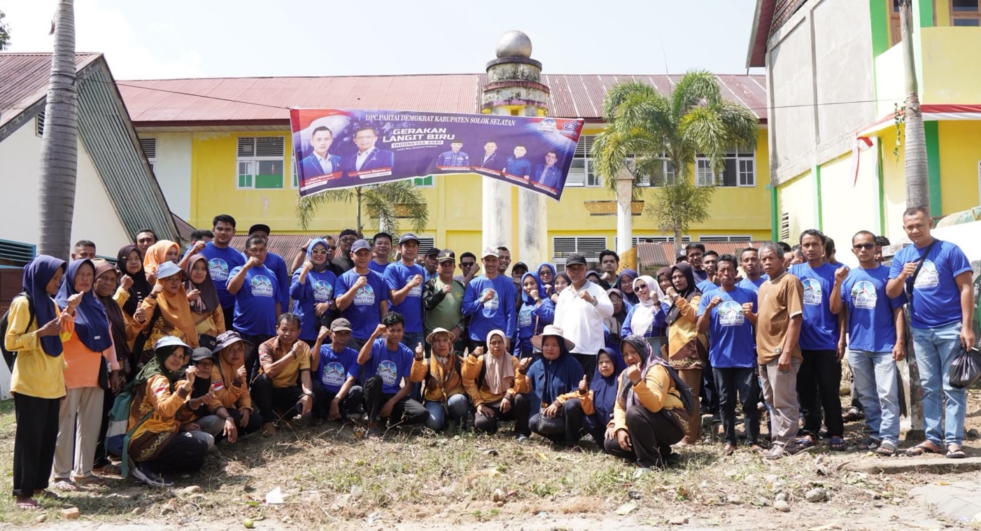 Plt Ketua DPC Partai Demokrat Kabupaten Solok Selatan H. Yulian Efi,MM, Bermasa masyarakat saat Aksi Sosial Gerakan Langit Biru Indonesia Asri, Jum’at (21/08/2026).