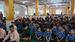 Ribuan jamaah memadati Masjid Al-Falah, Muaro Kalaban, Kota Sawahlunto, Kamis (20/08/2026).
