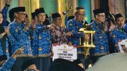 Sekretaris Daerah Provinsi Sumbar, Arry Yuswandi selaku Dewan Pembina MTQ Korpri Sumbar menerima piala Juara Umum MTQ Nasional Korpri VIII yang diserahkan Menteri Agama Republik Indonesia, Sabtu (29/08/2026).