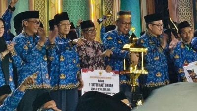 Sekretaris Daerah Provinsi Sumbar, Arry Yuswandi selaku Dewan Pembina MTQ Korpri Sumbar menerima piala Juara Umum MTQ Nasional Korpri VIII yang diserahkan Menteri Agama Republik Indonesia, Sabtu (29/08/2026).