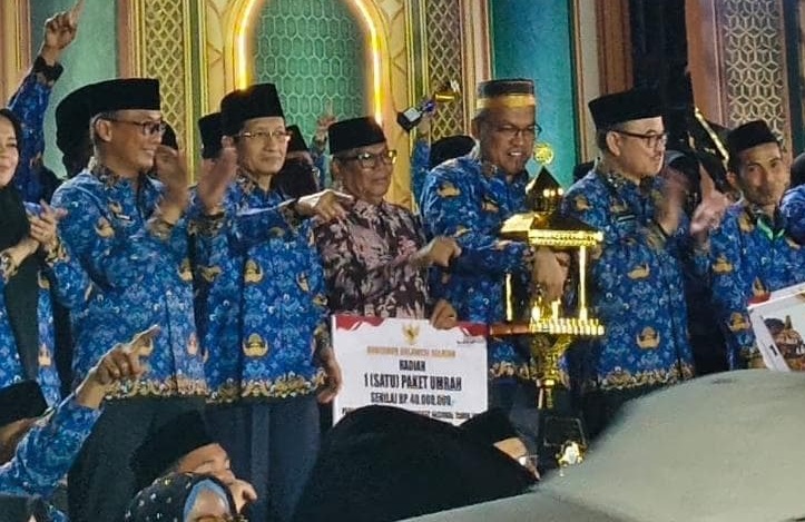 Sekretaris Daerah Provinsi Sumbar, Arry Yuswandi selaku Dewan Pembina MTQ Korpri Sumbar menerima piala Juara Umum MTQ Nasional Korpri VIII yang diserahkan Menteri Agama Republik Indonesia, Sabtu (29/08/2026).