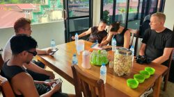 Loraine Jurcka dan keluarganya mencicipi masakan Minang di Rumah Makan Aka, tepat di depan Museum Kereta Api Sawahlunto.