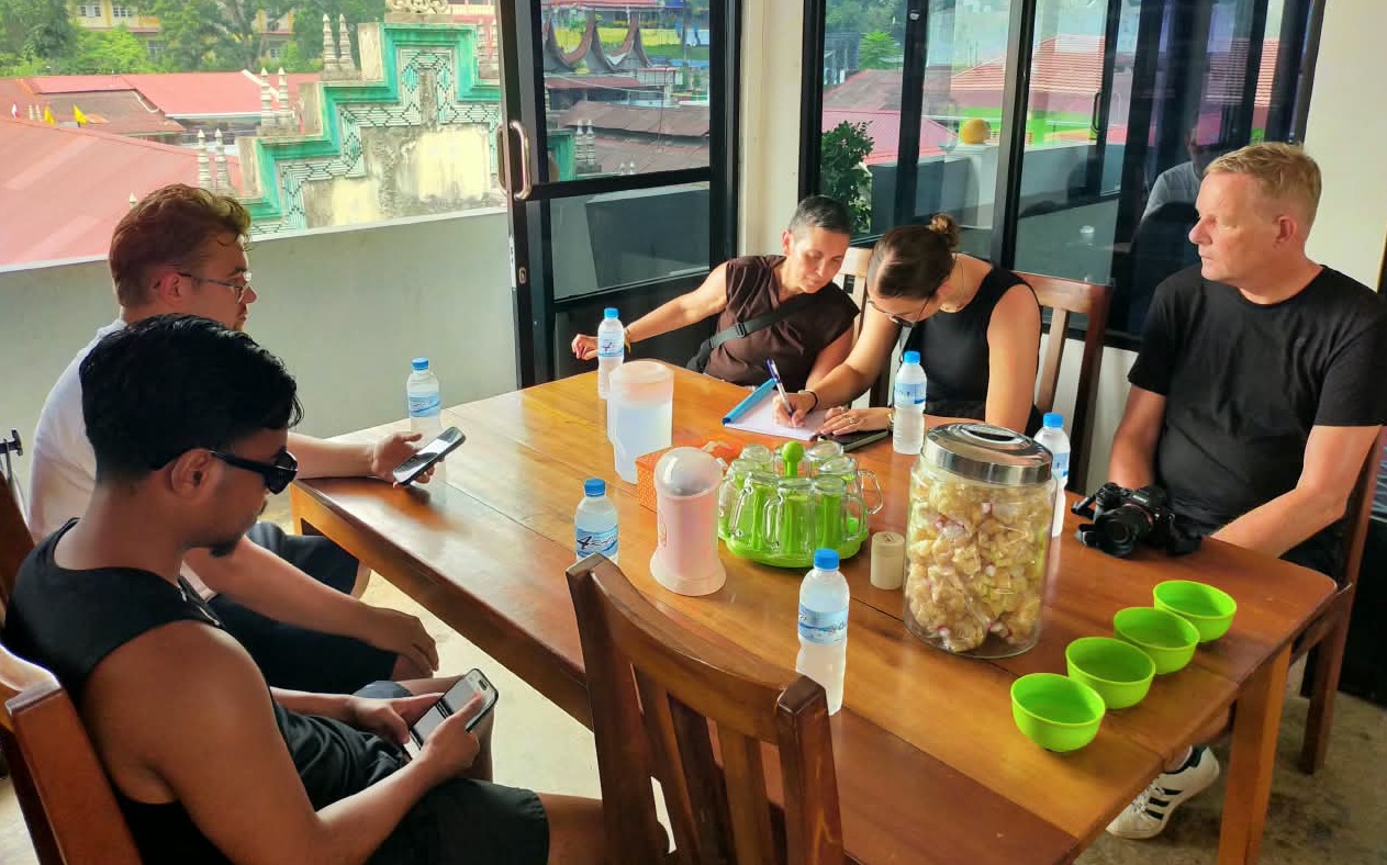 Loraine Jurcka dan keluarganya mencicipi masakan Minang di Rumah Makan Aka, tepat di depan Museum Kereta Api Sawahlunto.