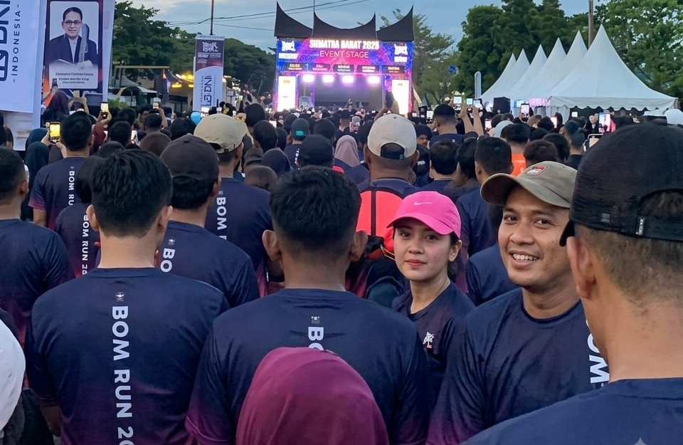 Minggu pagi, 9 Agustus 2026, Kota Padang bukan sekadar menjadi lintasan lomba lari. Kota ini berubah menjadi panggung besar olahraga, pariwisata, budaya sekaligus pergerakan ekonomi.