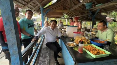 Sambil menyelam minum air, Bupati Padangpariaman John Kenedy Azis mampir ke warung kuliner tradisional milik warga di Padangbintungan saat hadiri CFD,Minggu (30/08/2026).