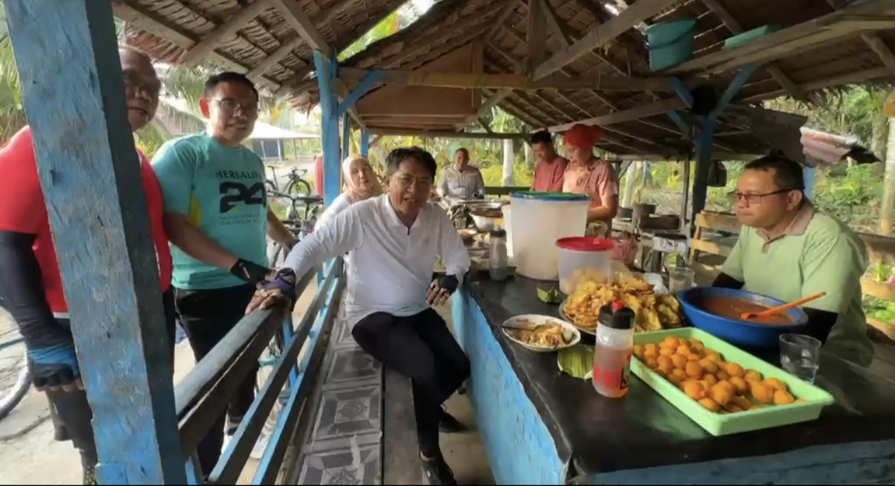 Sambil menyelam minum air, Bupati Padangpariaman John Kenedy Azis mampir ke warung kuliner tradisional milik warga di Padangbintungan saat hadiri CFD,Minggu (30/08/2026).