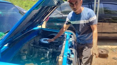 Teknisi bengkel mobil sedang memeriksa kondisi kendaraan yang mengalami mogok, setelah mengisi BBM jenis Pertalite, Senin (28/09/2026).