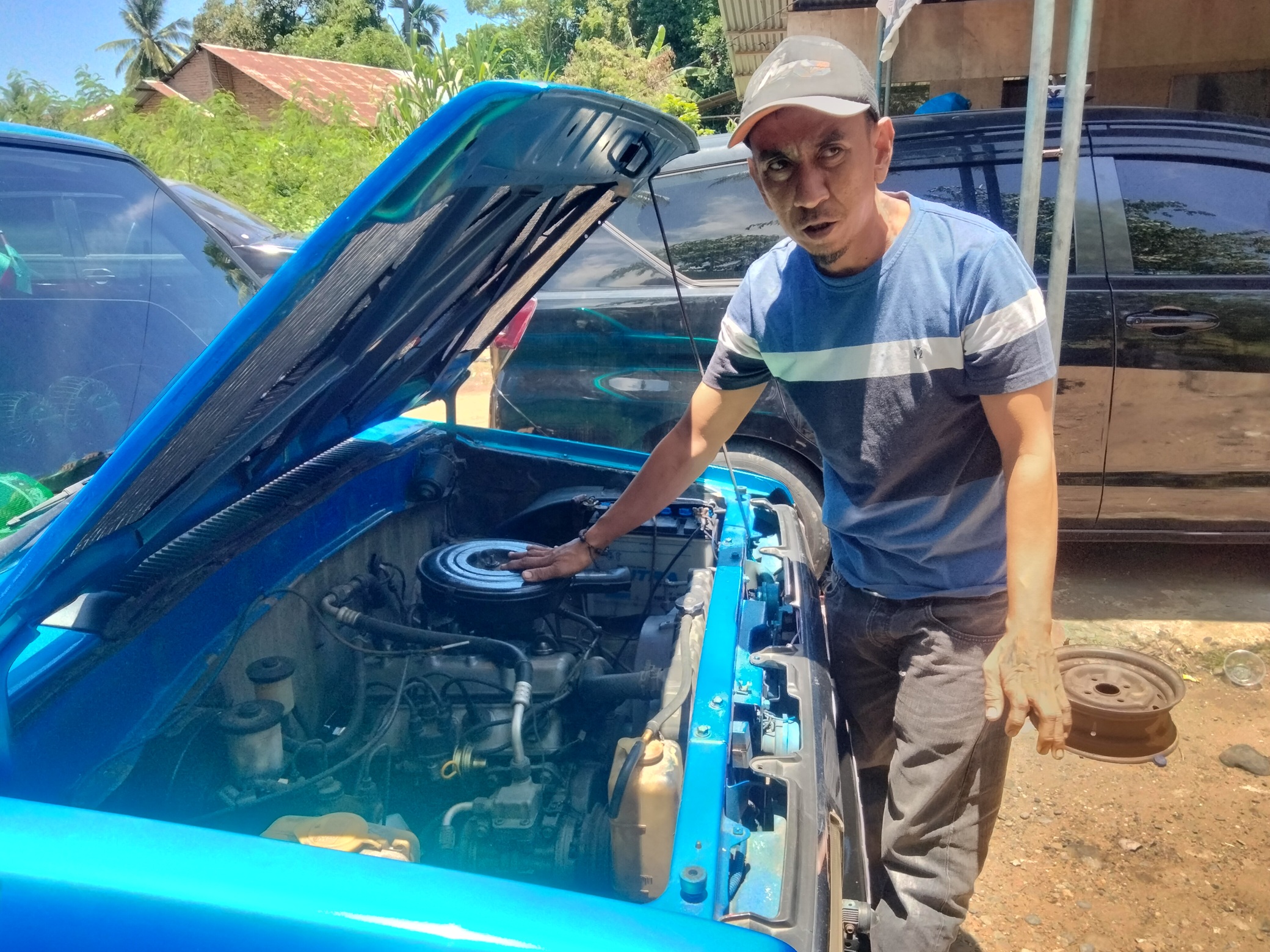 Teknisi bengkel mobil sedang memeriksa kondisi kendaraan yang mengalami mogok, setelah mengisi BBM jenis Pertalite, Senin (28/09/2026). 