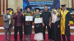 Wisuda Terbaik dan Penulis Karya Ilmiah Terbaik menerima penghargaan usai kegiatan wisuda ke XIV STAI YPK Imam Bonjol Padangpanjang di Gedung DPRD setempat, Minggu (20/09/2026).