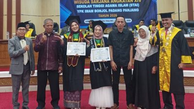 Wisuda Terbaik dan Penulis Karya Ilmiah Terbaik menerima penghargaan usai kegiatan wisuda ke XIV STAI YPK Imam Bonjol Padangpanjang di Gedung DPRD setempat, Minggu (20/09/2026).