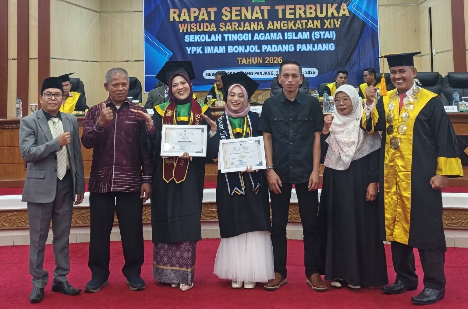 Wisuda Terbaik dan Penulis Karya Ilmiah Terbaik menerima penghargaan usai kegiatan wisuda ke XIV STAI YPK Imam Bonjol Padangpanjang di Gedung DPRD setempat, Minggu (20/09/2026).