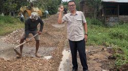 Ajisman Dt. Majo Kayo saat meninjau pembangunan jalan aspal sepanjang 100 meter di Jorong Tabek Panjang, Nagari Koto Baru Simalanggang, Kecamatan Payakumbuh, Limapuluh Kota.