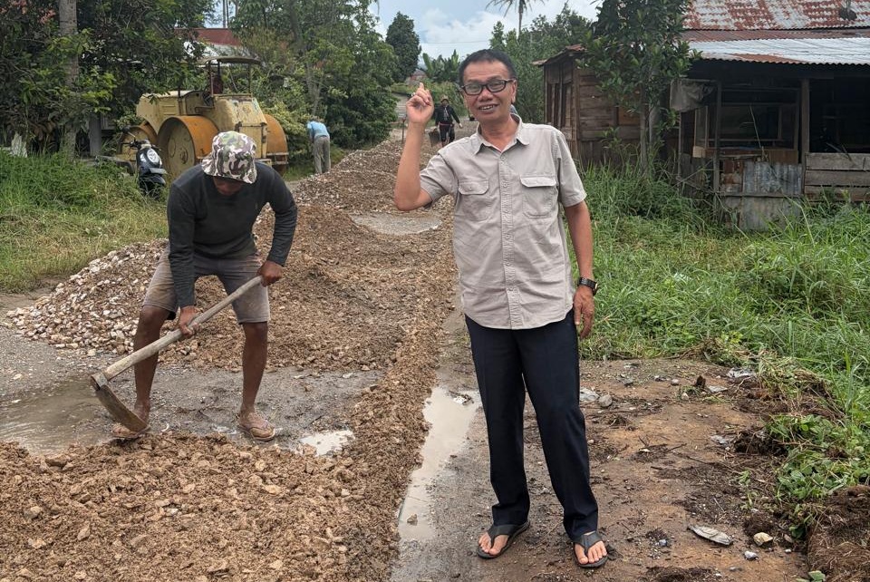 Ajisman Dt. Majo Kayo saat meninjau pembangunan jalan aspal sepanjang 100 meter di Jorong Tabek Panjang, Nagari Koto Baru Simalanggang, Kecamatan Payakumbuh, Limapuluh Kota.