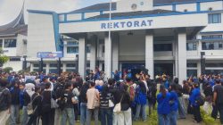 Aksi mahasiswa ISI Padangpanjang didepan Gedung Rektorat meminta pihak kampus menyelesaikan berbagai persoalan yang terjad di kampus seni itu, Kamis (03/09/2026).