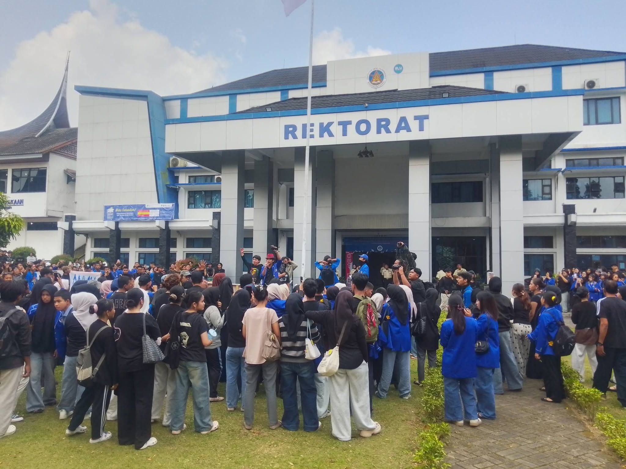 Aksi mahasiswa ISI Padangpanjang didepan Gedung Rektorat meminta pihak kampus menyelesaikan berbagai persoalan yang terjad di kampus seni itu, Kamis (03/09/2026).